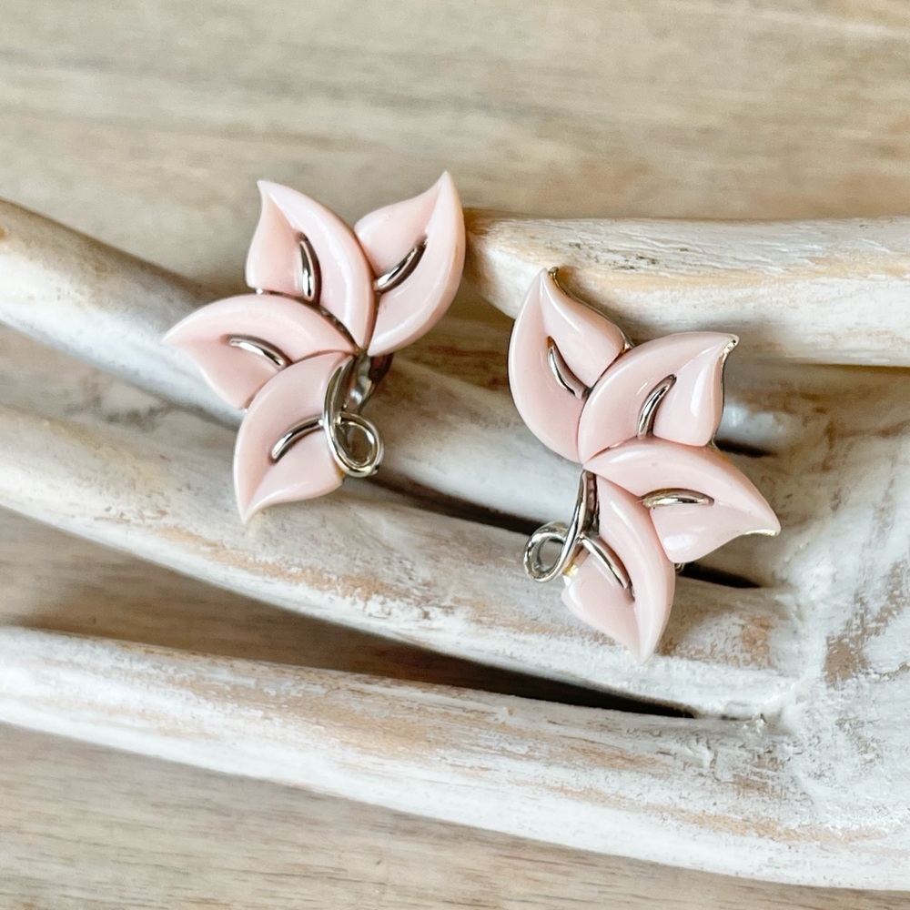 VTG Kramer Thermoset Soft Pink Clip On Leaf Earrings Fairycore